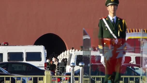 Chiny-wrzesień 08, 2016:Guard żołnierz na Tiananmen Pekinie Socjalistycznej czerwone ściany. Ruch uliczny. — Wideo stockowe