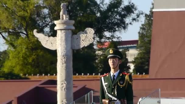 Chiny-wrzesień 08, 2016:Guard żołnierz na Tiananmen Pekinie Socjalistycznej czerwone ściany & orientalne filar. — Wideo stockowe