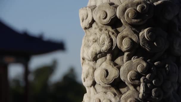 Primer plano pilares de piedra tallada escultura & Nube patrón. Edificio antiguo chino — Vídeos de Stock