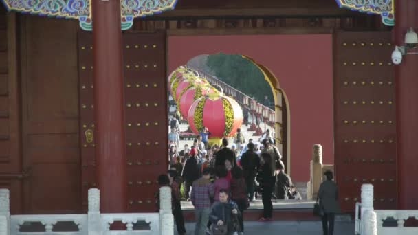 Kína-szeptember 08, 2016:Tourists látogatók piros ajtót, a kínai vörös lámpások. Kína ősi építészet — Stock videók