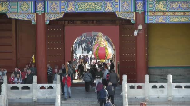 China-Sep 08, 2016:Tourists bezoekers op rode deur, Chinese rode lantaarns. De eeuwenoude architectuur van China — Stockvideo