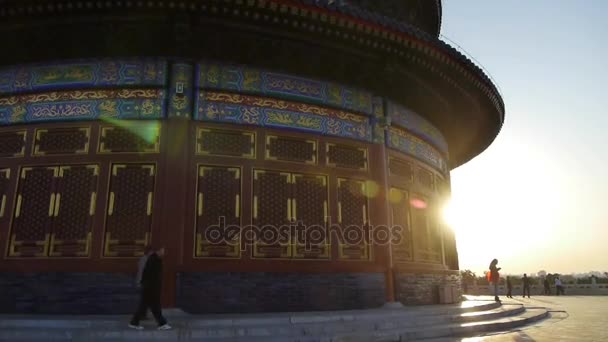 Himmelens tempel i Beijing.Kinas kungliga antika arkitektur i solnedgången skiner — Stockvideo