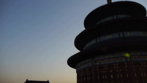 Tempio del Cielo a Pechino. L'antica architettura reale cinese al tramonto risplende — Video Stock