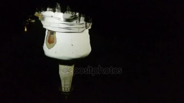 Çin Pekin Eski Çin mimarisi Beyaz Kule 'nin suya yansıması.