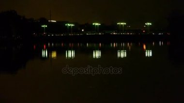 yansıma göl kenarında Köprüsü'nde yoğun trafiği olan gece Beijing Çin.