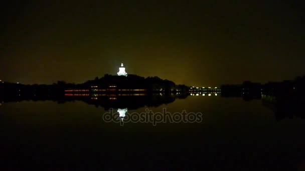 China Beijing oude witte toren & drukke brug verkeer reflectie in water. — Stockvideo