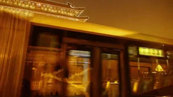 Kína-szeptember 08, ősi, éjszakai jelenet & forgalmas épület 2016:Beijing. — Stock videók