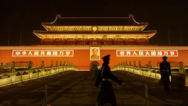 China-Sep 08,2016: police stand guard in front of Tiananmen Beijing China, Forbidden City . — стоковое видео