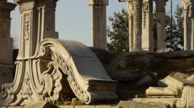 Çin Beijing Yuanmingyuan, tarih enkazı, kraliyet bahçe sütunları.