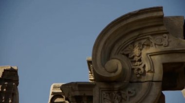 Çin Beijing Yuanmingyuan, tarih enkazı, kraliyet bahçe sütunları.