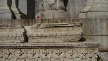 Çin Beijing Yuanmingyuan, tarih enkazı, kraliyet bahçe sütunları.