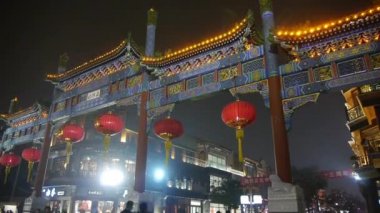 Çin-Eyl 08, 2016:crowd yürümek Chinatown, Çin Beijing gece Pazarı'na, memorial kemer ve fener.