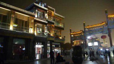 Çin-Eyl 08, 2016:crowd yürümek Chinatown, Çin Beijing gece Pazarı'na, memorial kemer ve fener.