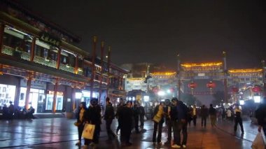 Çin-Eyl 08, 2016:timelapse kalabalık yürüyüşe Chinatown, Çin Beijing gece pazarı, Neon antik Dükkanı.