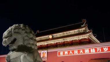 Çin-Eyl 08, Yasak Şehir alacakaranlıkta, Çin siyasi merkezi önünde 2016:ancient bronz aslan.