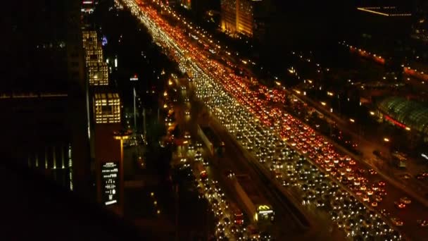 长的汽车队伍在忙立交桥，晚上交通污染在城市鸟瞰图 — 图库视频影像