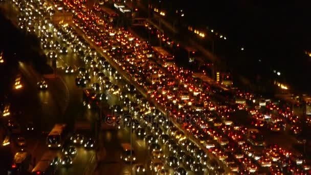 Auto's jam troepen op drukke viaduct, nacht verkeer vervuiling in de stad. — Stockvideo