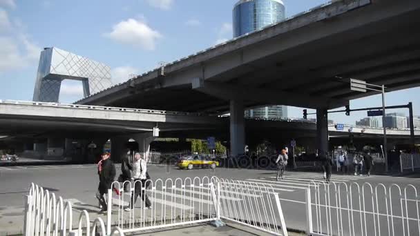 China-Sep 08, 2016: drukke kruising verkeer in Peking, drukke straat onder viaduct, timelapse. — Stockvideo