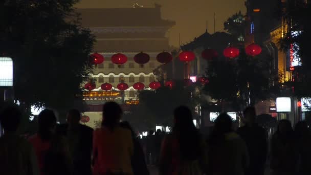 中国 9 月 08、2016:crowd 歩くチャイナタウン、中国北京の夜市場、メモリアル アーチ ・ ランタン. — ストック動画