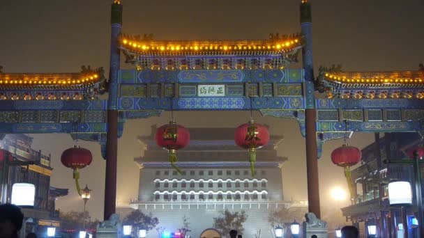 Kína-szeptember 08, 2016:crowd sétára a Chinatown, Kína-Beijing éjszaka piacot, memorial arch & lámpa. — Stock videók