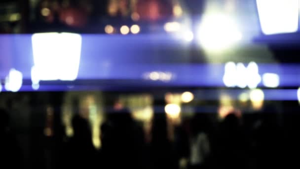 Abstract vervagen drukke menigte silhouet op zakelijke straat 's nachts. — Stockvideo