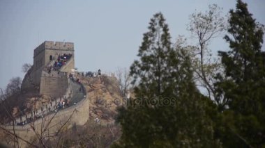 Ziyaretçi Çin 'de dağın zirvesinde Çin Seddi' ne tırmanıyor. Eski mimari yapılar, kaleler.
