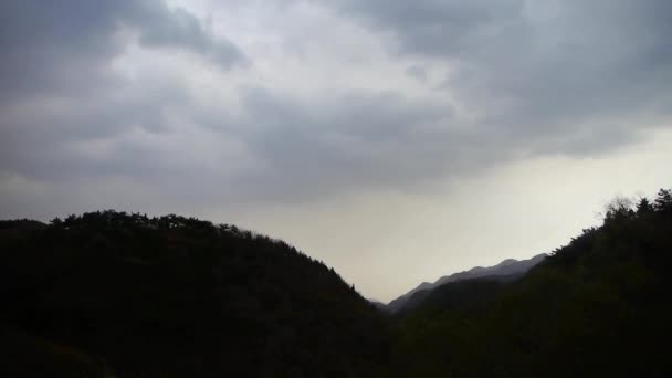 Panoramisch uitzicht op bergen, Altocumulus wolk in de lucht. — Stockvideo