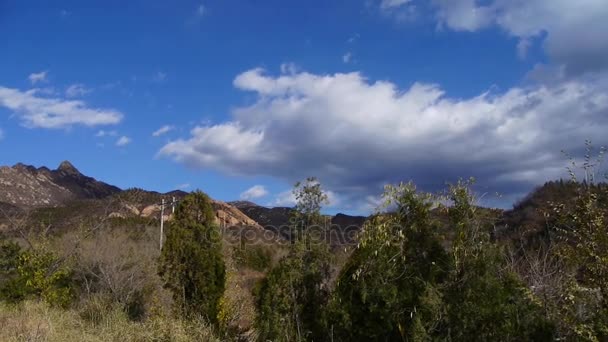 Панорамный вид солнечных гор осенью, альтокумулус в голубом небе . — стоковое видео