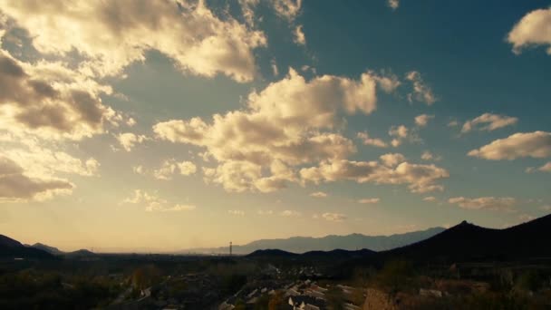 Panoramique des montagnes ensoleillées du village en automne, nuage d'Altocumulus dans le ciel bleu . — Video