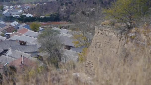 Chinese oude gebouwen dorp & schommel gras in de herfst. — Stockvideo