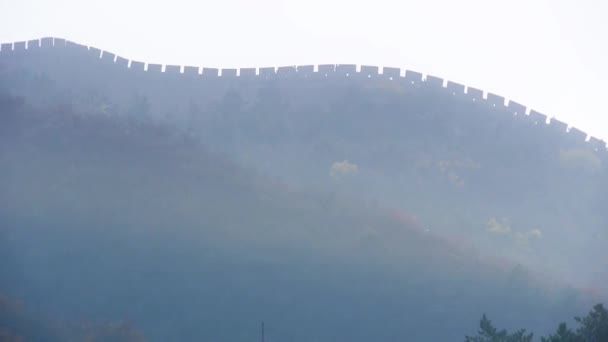 Great Wall på bergstopp kulle & Battlements skugga siluett i dimma. — Stockvideo