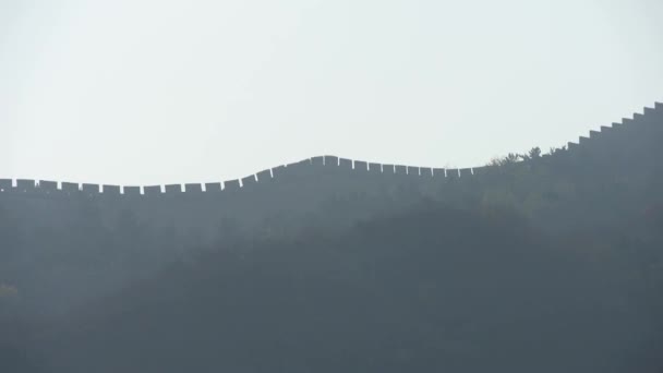 Great Wall på bergstopp kulle & Battlements skugga siluett i dimma. — Stockvideo