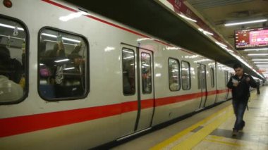 Çin-Eyl 08, 2016:Beijing metro istasyonu, meşgul insanlar kalabalık içinde tren modern kentsel City.
