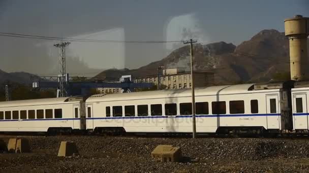 工厂的烟囱 & 等待火车在农村、 超速驾驶火车旅行、 情景 — 图库视频影像