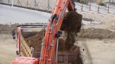 Çin-Eyl 08, 2016:Excavator çalışma ve damperli kamyon inşaat sitesinde.