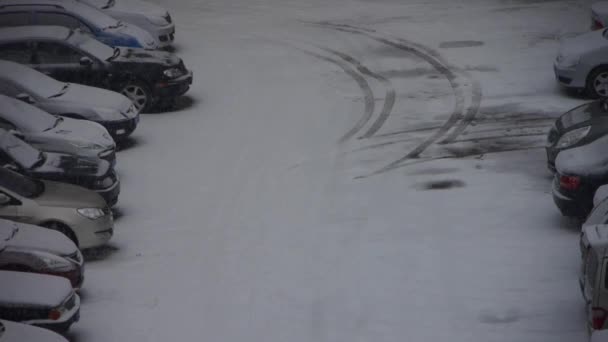 Estacionamento coberto de neve . — Vídeo de Stock