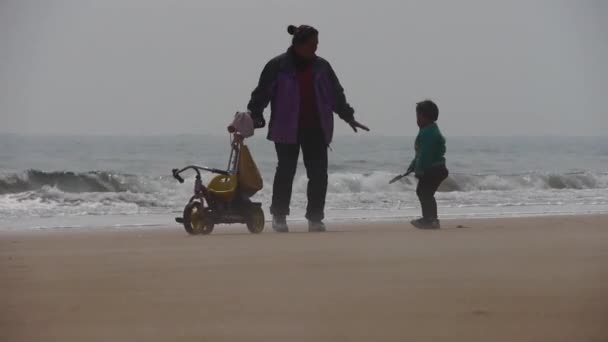 Китай-Sep-08, 2016:mother, граючи з дитиною на березі моря. — стокове відео