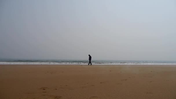 Un uomo depressione da solo a piedi sul mare . — Video Stock