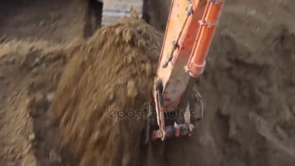 Çin-Eyl 08, 2016:Excavator çalışma ve damperli kamyon inşaat sitesinde. — Stok video