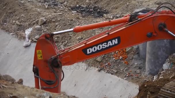 Chiny-wrzesień 08, 2016:Excavator pracy & Wywrotka ciężarówki na placu budowy. — Wideo stockowe