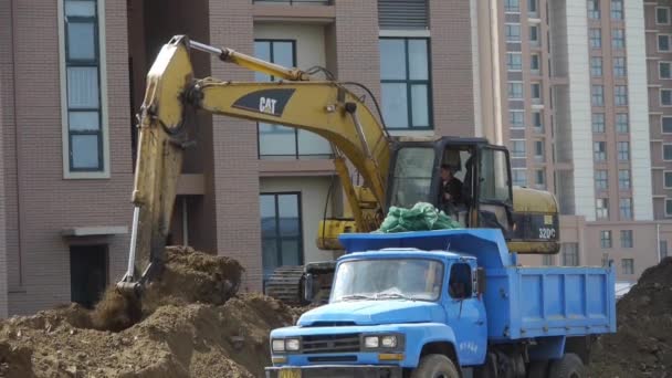 China-Sep 08,2016: excavadora de trabajo & camión volquete en el sitio de construcción . — Vídeos de Stock