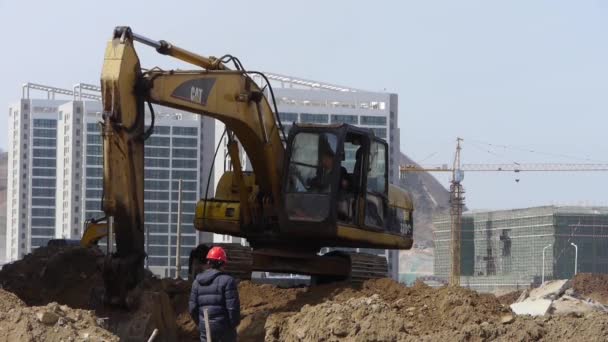 China-Sep 08,2016:Excavator working on construction site. — Stock Video