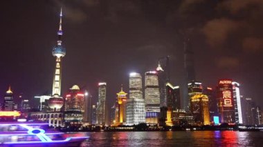 Çin-Eyl 08, 2016: parlak geceleri, Shanghai bund geçen gemi yaktı Lujiazui ekonomik yapı.