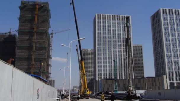 Kina-Sep 08, 2016:High crane & builder arbetar på byggarbetsplatsen. — Stockvideo
