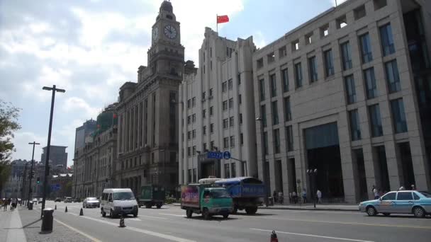 Çin-Eyl 08, 2016:Shanghai bund trafik, eski iş Binası. — Stok video