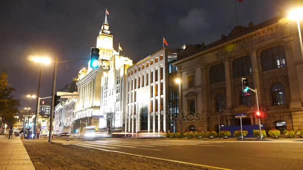 China-Sep 08,2016: timelapse, Shanghai bund traffic at night, old-fashioned business building . — Vídeo de stock