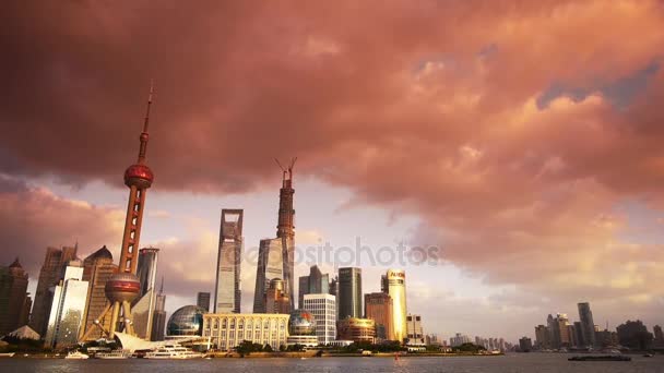 中国 Sep 08，2016年： 全景上海日落的天际线，世界城市商务中心大楼. — 图库视频影像