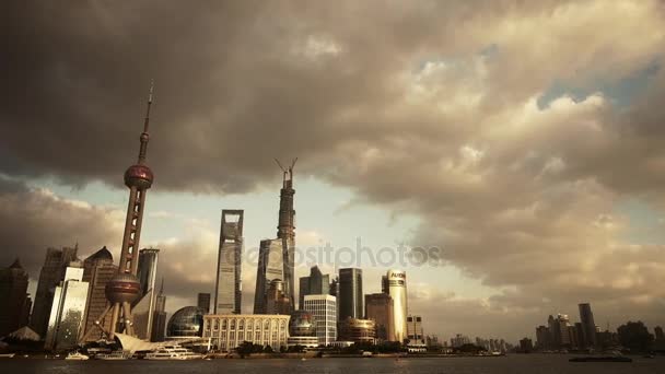 Panoramica dello skyline di Shanghai al crepuscolo, edificio del centro commerciale urbano mondiale . — Video Stock