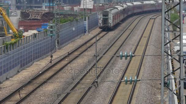 Поезд медленно проходит, междугороднее движение в Китае. — стоковое видео