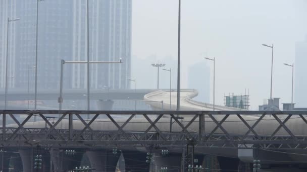 Viadukt & nadjezdu v haze znečištění, Čína město. — Stock video